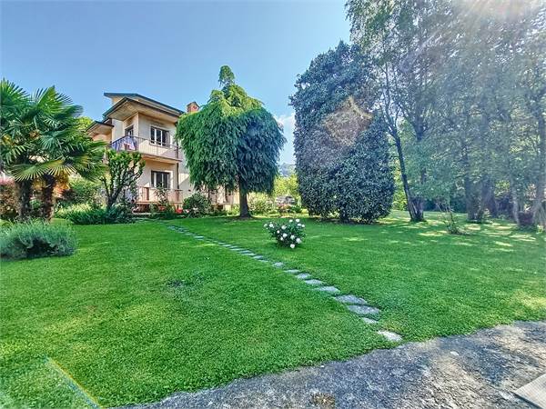 Villa bifamiliare con ampio giardino