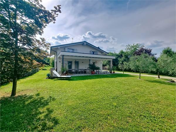 ELEGANTE VILLA SINGOLA  A PARATICO