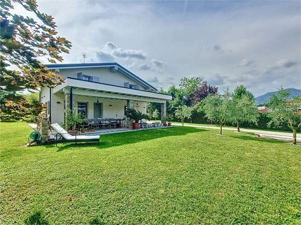 ELEGANTE VILLA SINGOLA  A PARATICO