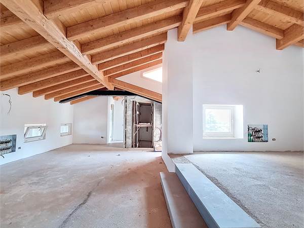 VILLA MORLANI - Quadrilocale in palazzo storico 