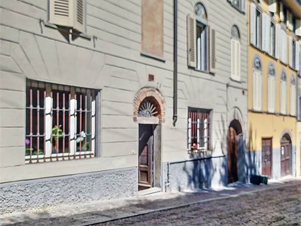 QUADRILOCALE SU DUE LIVELLI CON GIARDINO CONDOMINIALE