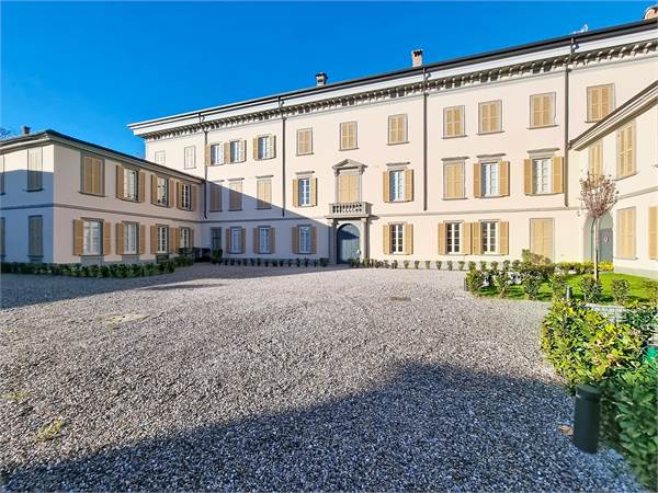 ESCLUSIVIO QUADRILOCALE DI 180 MQ - SCUDERIE VILLA MORLANI