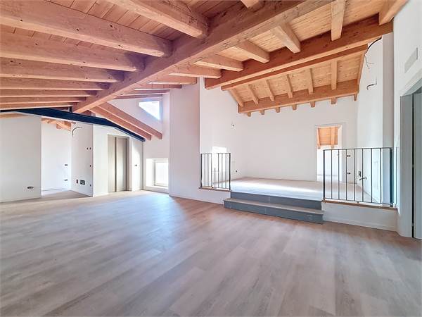 MANSARDA DI PRESTIGIO A STEZZANO 