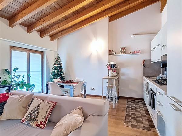 Bilocale caratteristico con vista lago 