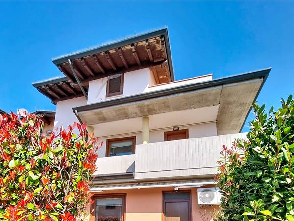 Quadrilocale indipendente con giardino, terrazze e box doppio – in centro paese